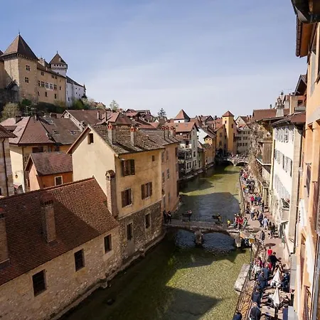 La Du 10 - With View On The Canal And The Castle *